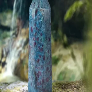 Spitzen Disthen mit Rubin, 14cm, Unikat 002